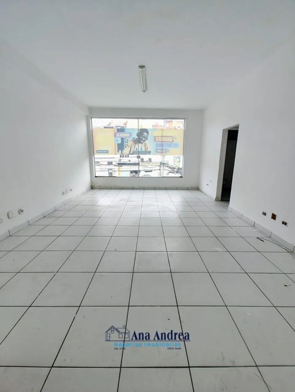 Sala em prédio comercial na Avenida Paulo Ayres!
