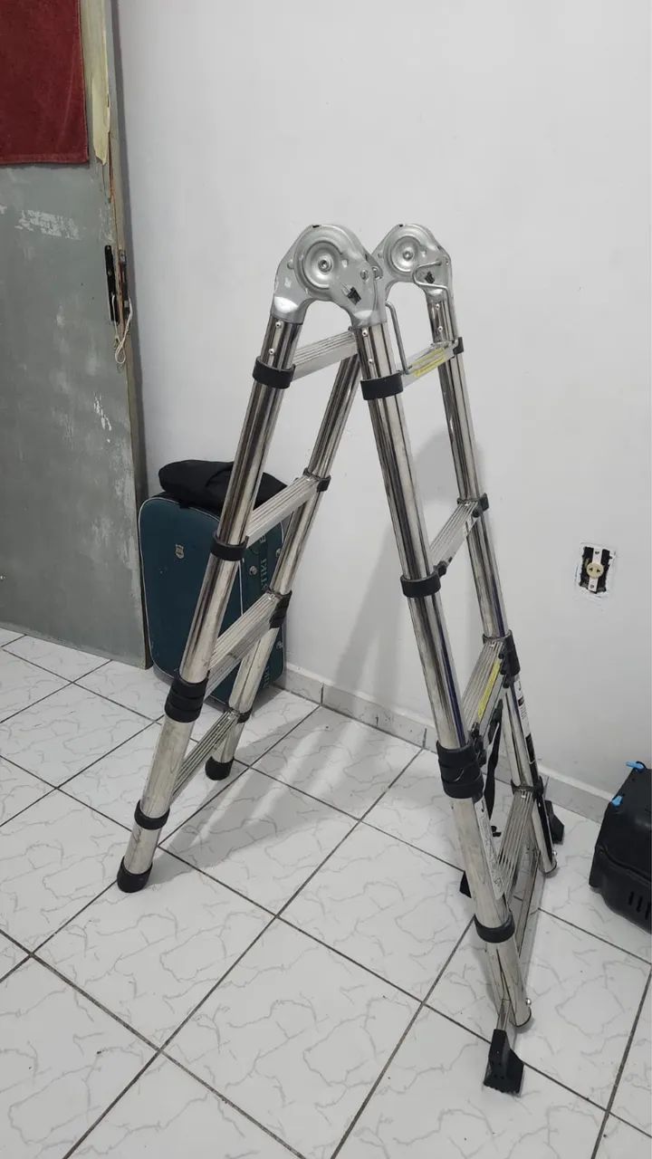 Escada telescópica dobrável no precinho - Foto 2