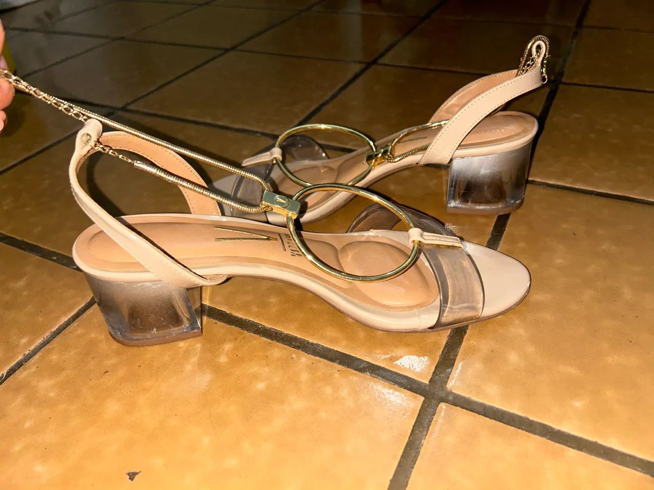 Sandália salto bege com dourado |vizzano| 