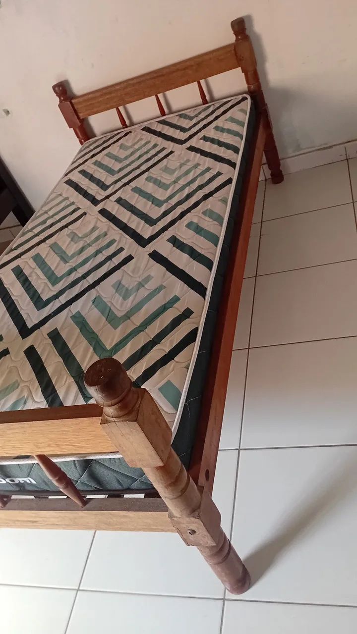 Cama em madeira e colchao ortobom  espuma ( solteiro )