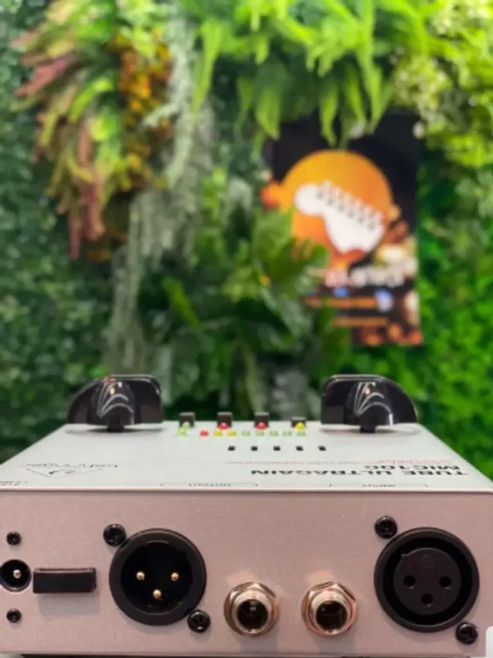 AMPLIFICADOR MICROFONE BEHRINGER MIC100