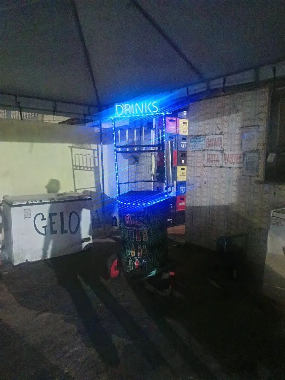 Carrinho tonel  de drinks 