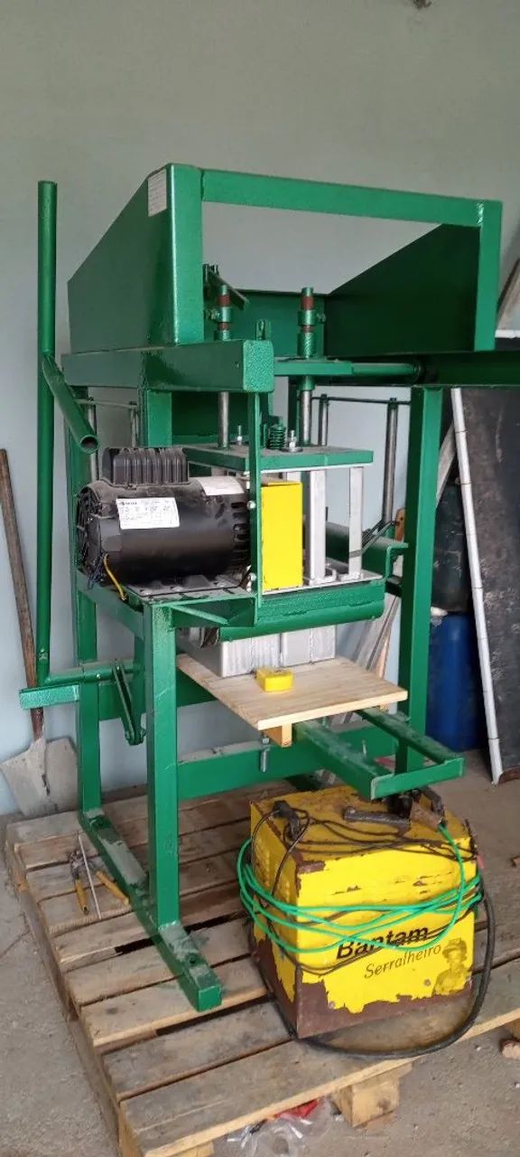 Máquina para fabricar blocos de cimento