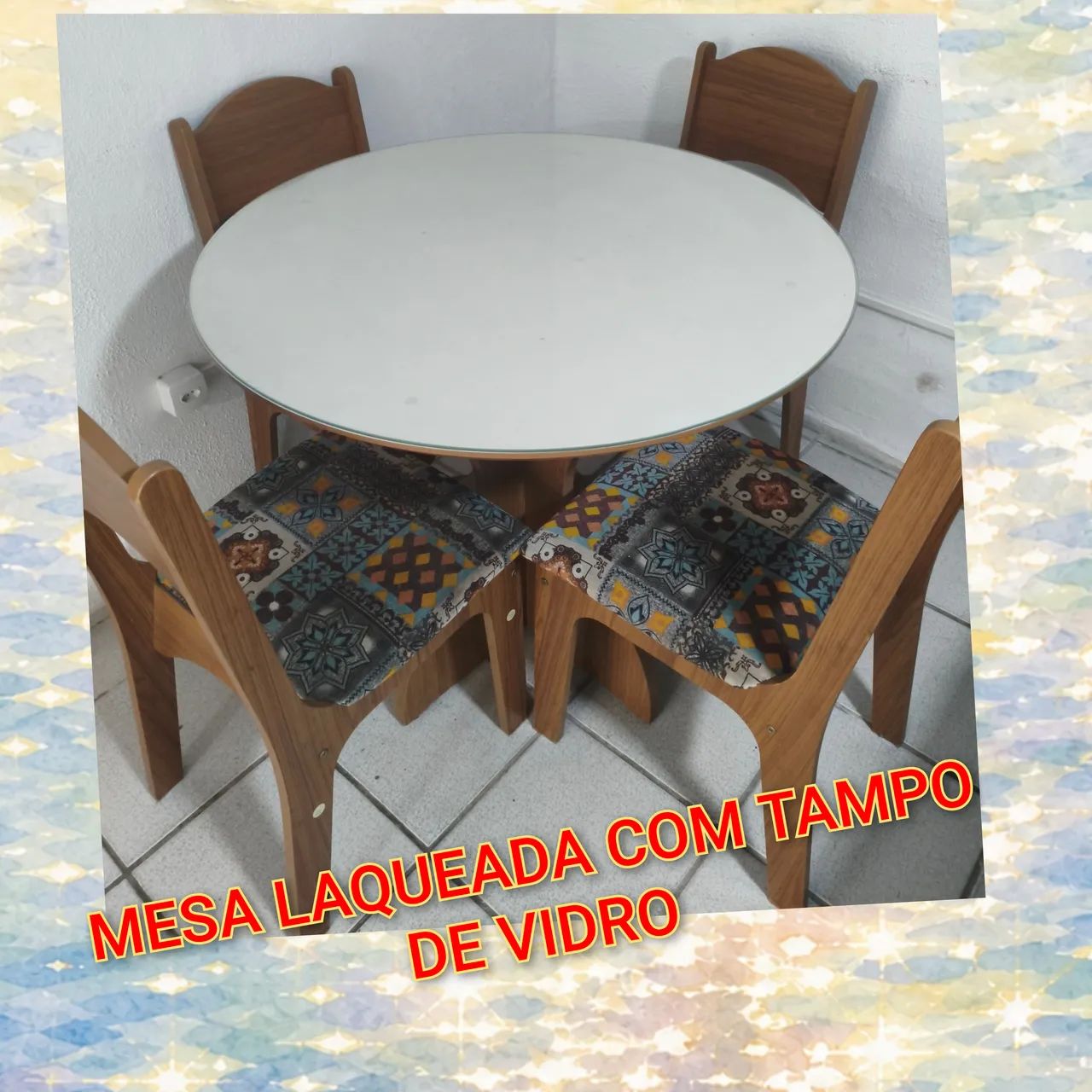Mesa redonda laqueada com tampo de vidro