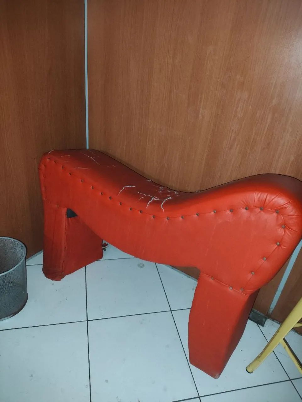 Poltrona erótica danificada 