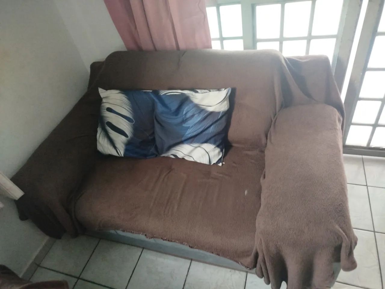 Sofá dois lugares novinho - Foto 2