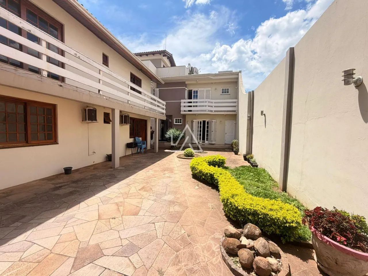 CASA DE 3 DORMITÓRIOS E ESPAÇO COMERCIAL - Foto 2