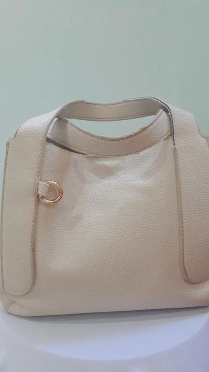 ? Bolsa Média Off White com Fecho de Imã + Pompom