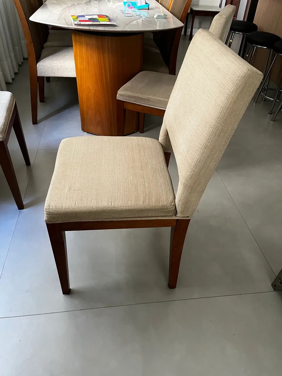Conjunto de cadeiras em madeira maciça - Foto 5