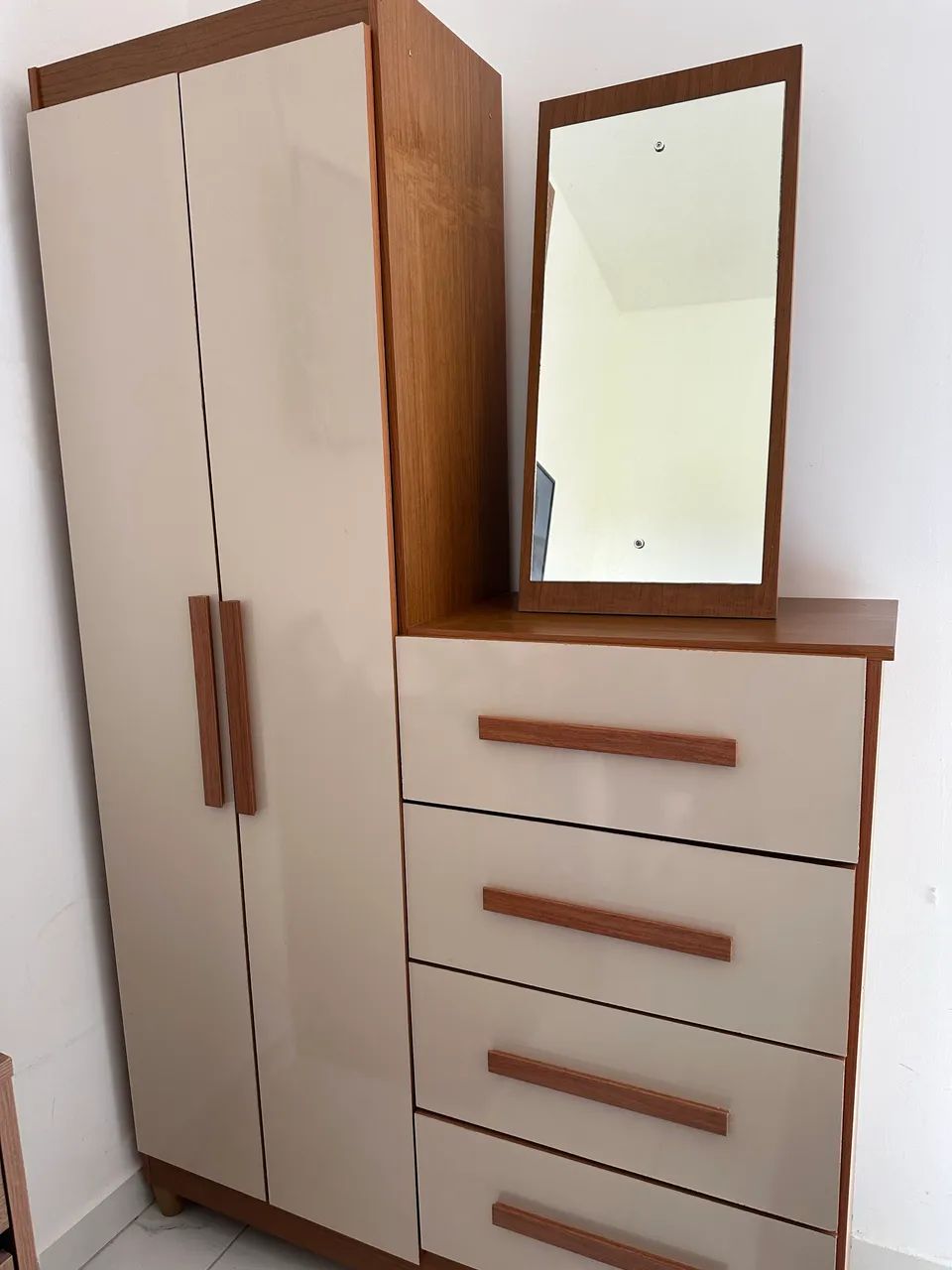 Cômoda 2 portas, espelho e 4 gavetas 