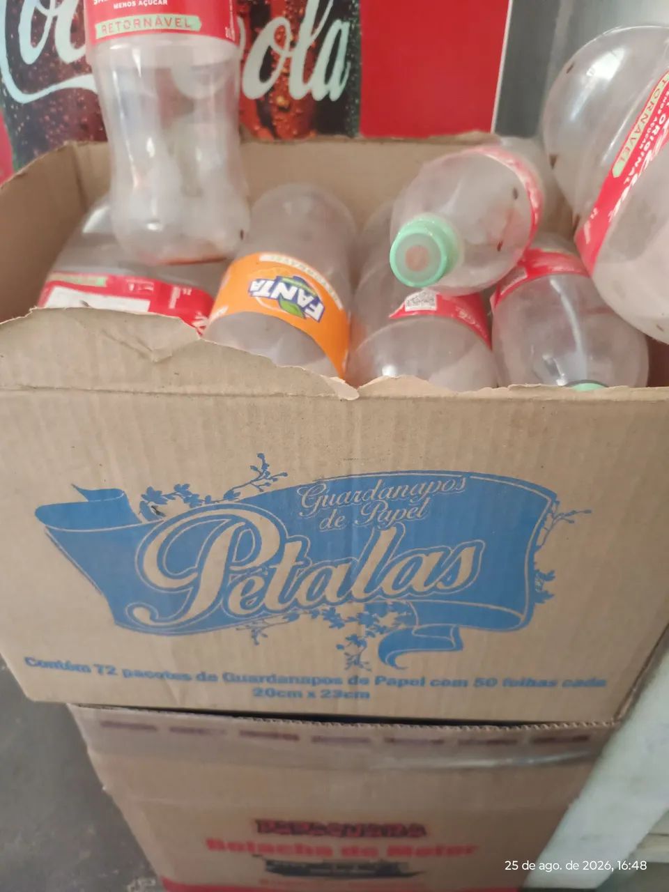 Vendo garrafa retornável da coca-cola 2 l.. 2 reais cada - Foto 3