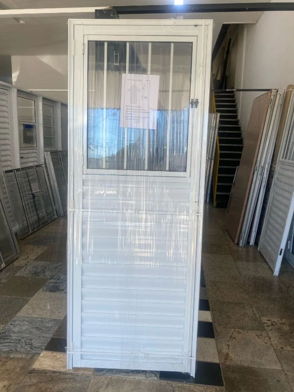 PORTA DE ALÚMINIO COM VIDRO E GRADE - OPORTUNIDADE ÚNICA - Foto 5