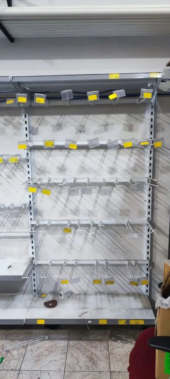 Balcão e pratileiras para loja 