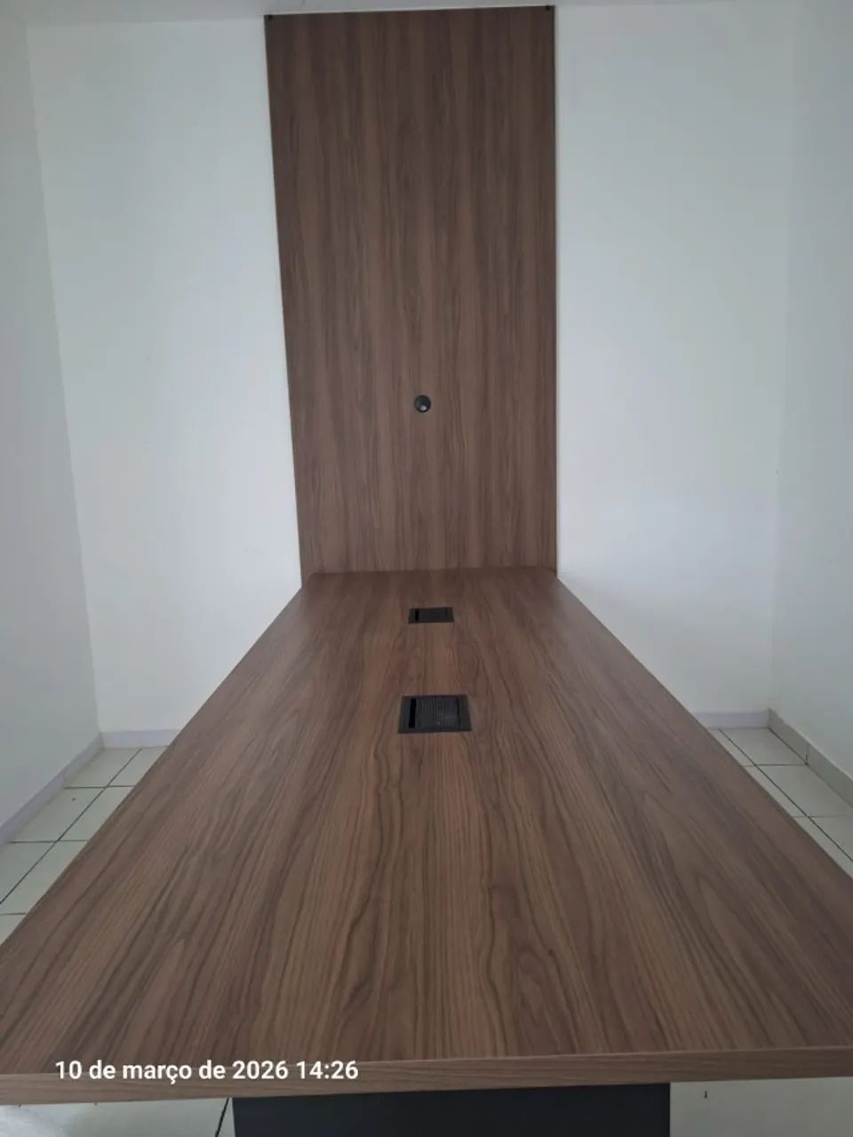 Mesa de escritório com painel de parede433925553747415041
