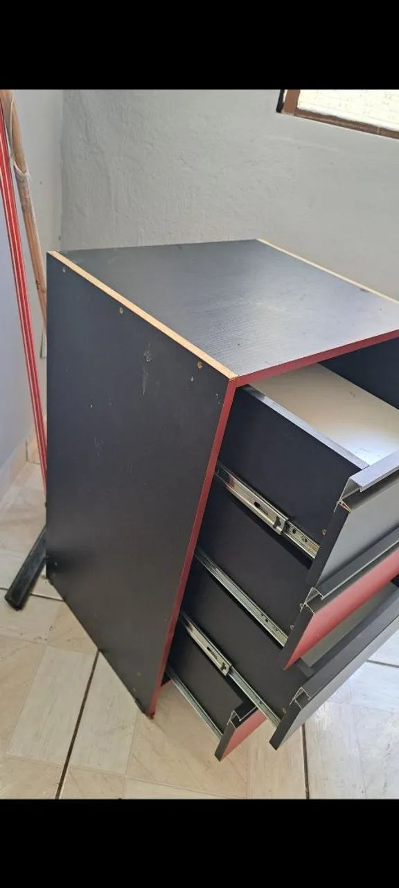 Gaveteiro e outro suporte para escritório.