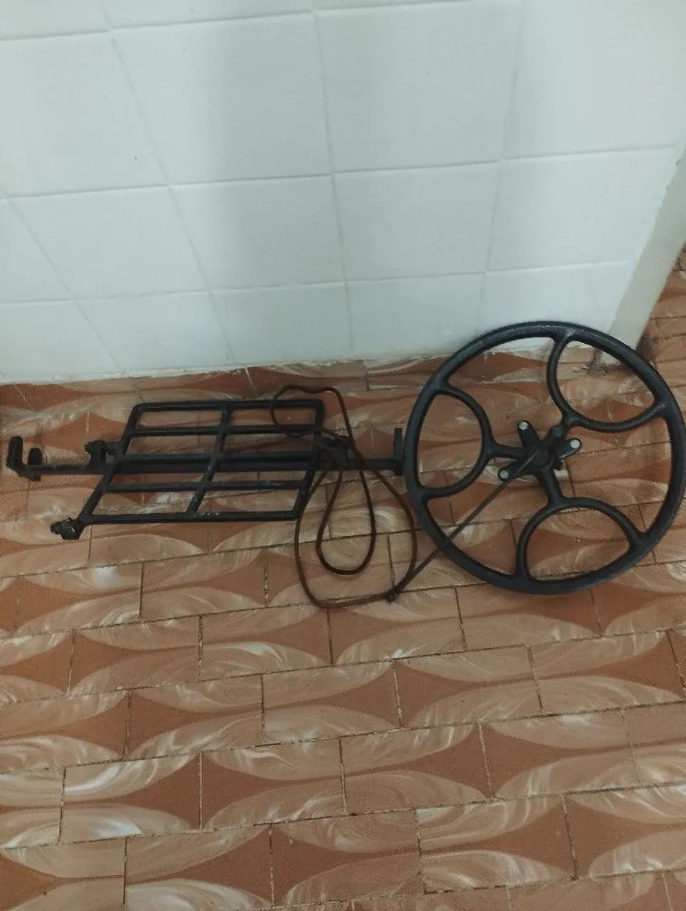 Roda e pedal de ferro da Máquina Singer