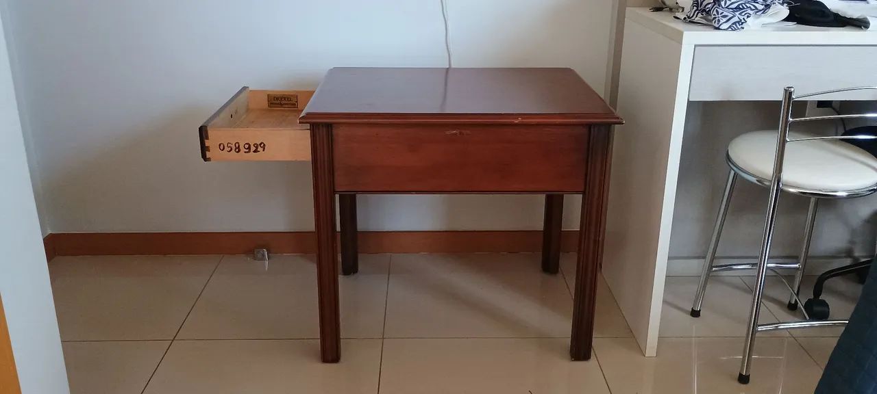 Mesinha (Embaixada dos Estados Unidos) - Foto 3
