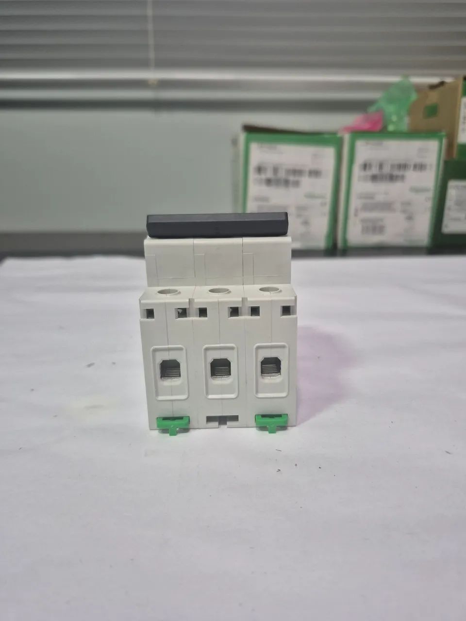 Disjuntor tripolar EZ9F 33316 16 A SCHNEIDER  - Foto 2