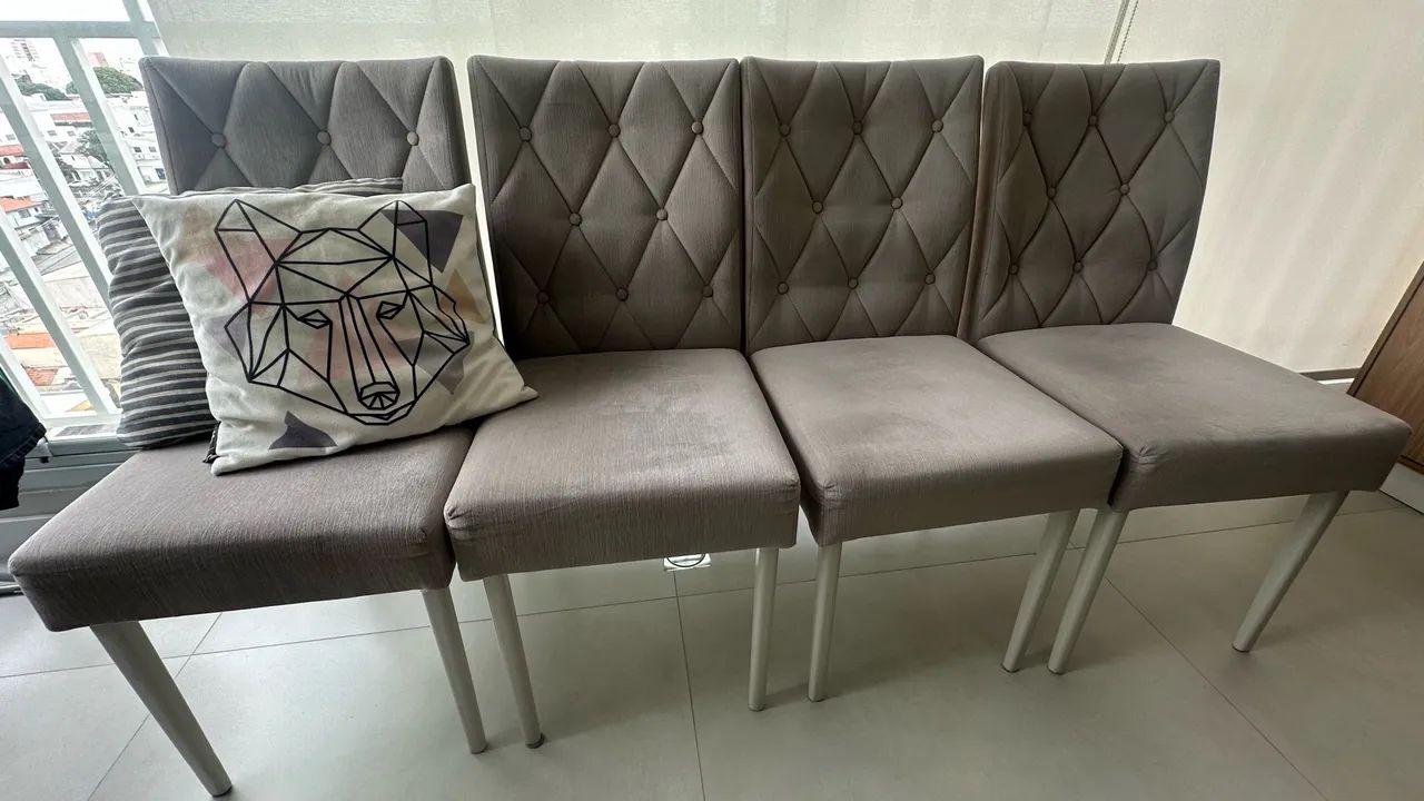 4 cadeiras em perfeito estado, cor neutra