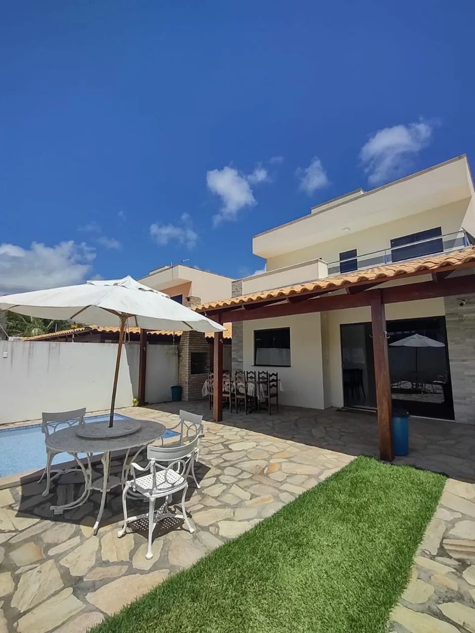 Casa nova com 3 suítes climatizadas em Carapibus 