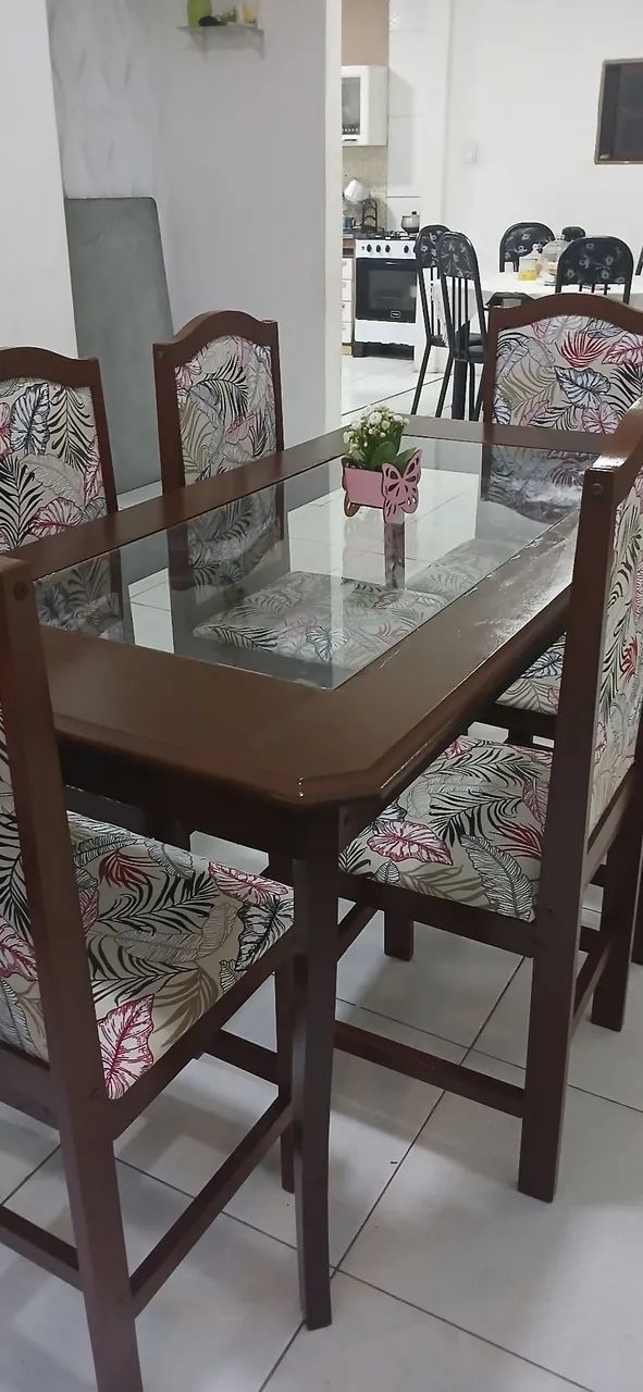 Mesa de Madeira com 6 Cadeiras  - Foto 3