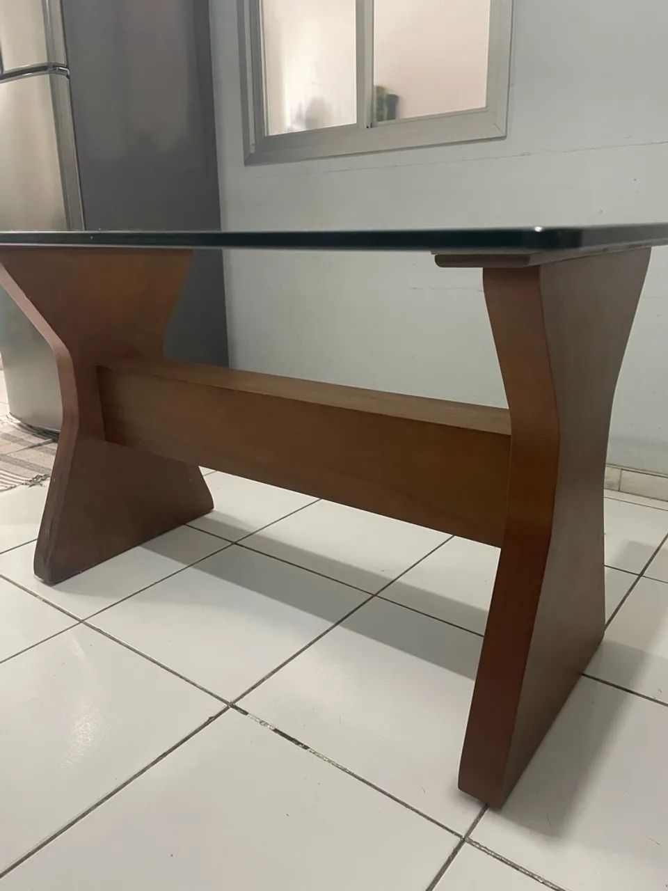 mesa de vidro com pé de madeira  - Foto 5