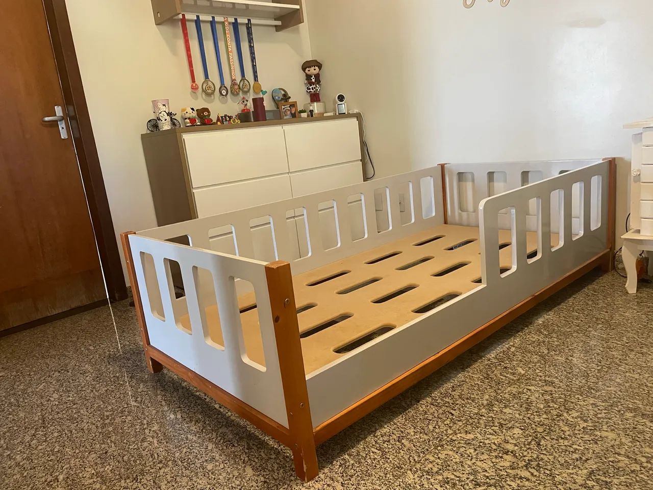 Cama infantil Cinza