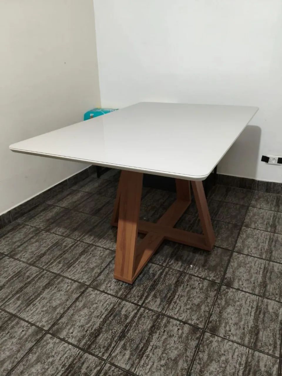 Mesa de Jantar Nova - Tampo de Vidro e Pés em Madeira Maciça - Foto 3