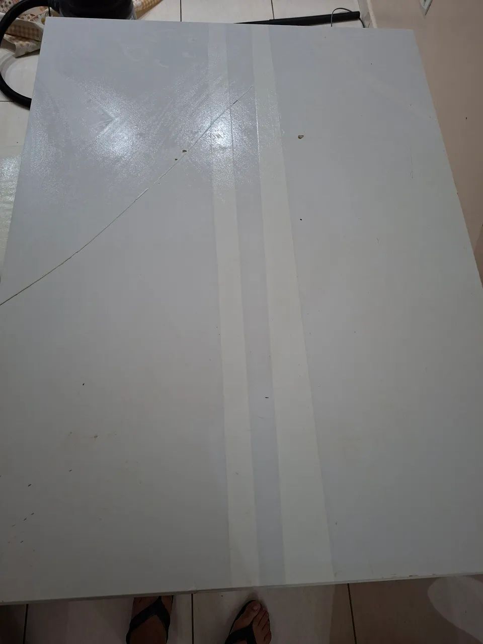 Mesa 4 cadeiras , cadeira com pé de madeira original,  em couro branco.  - Foto 5