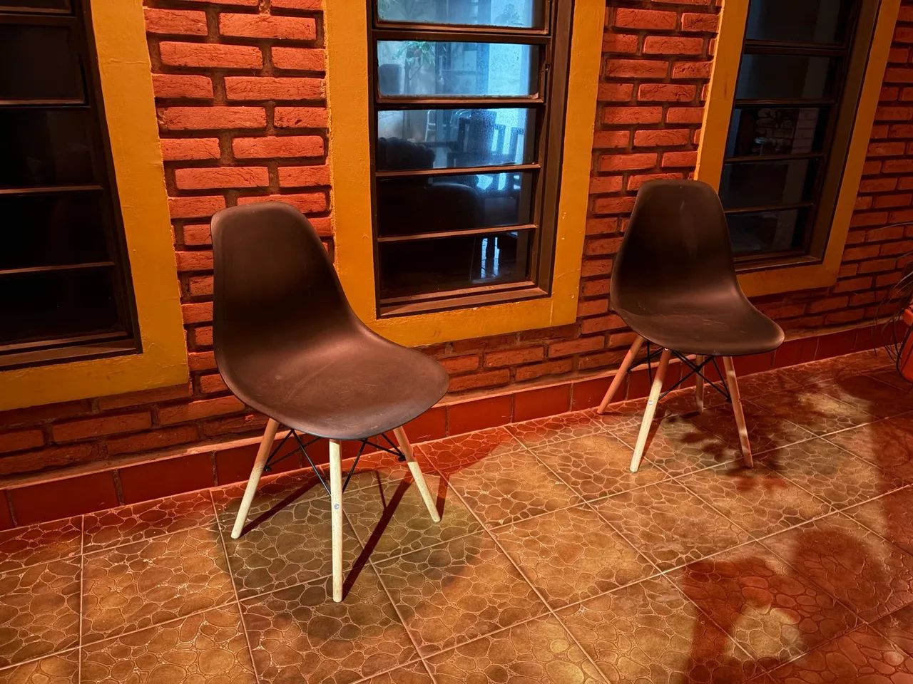 Par de cadeiras Eiffel Charles Eames 