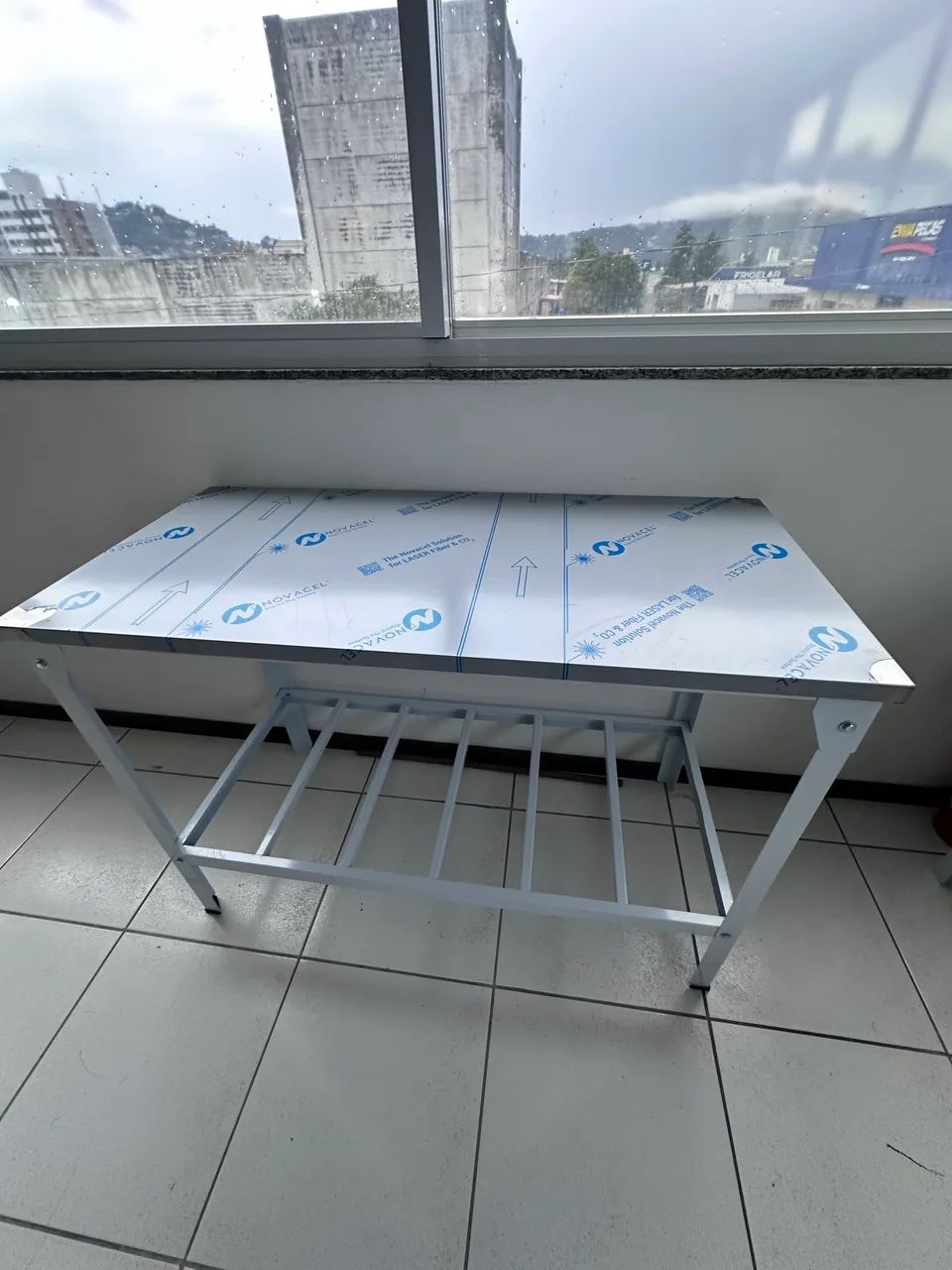Mesa inox 1170x550x850mm pés Epoxi 