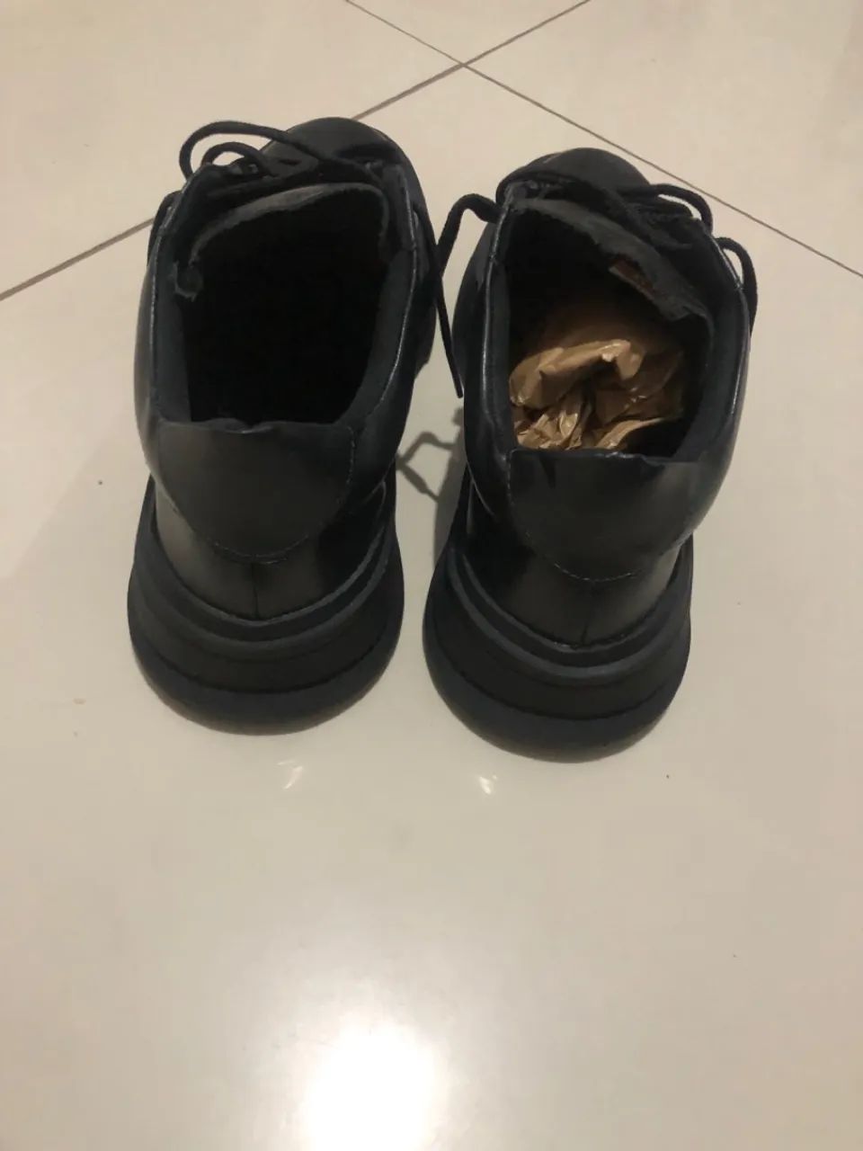 Tênis de couro preto  - Foto 4