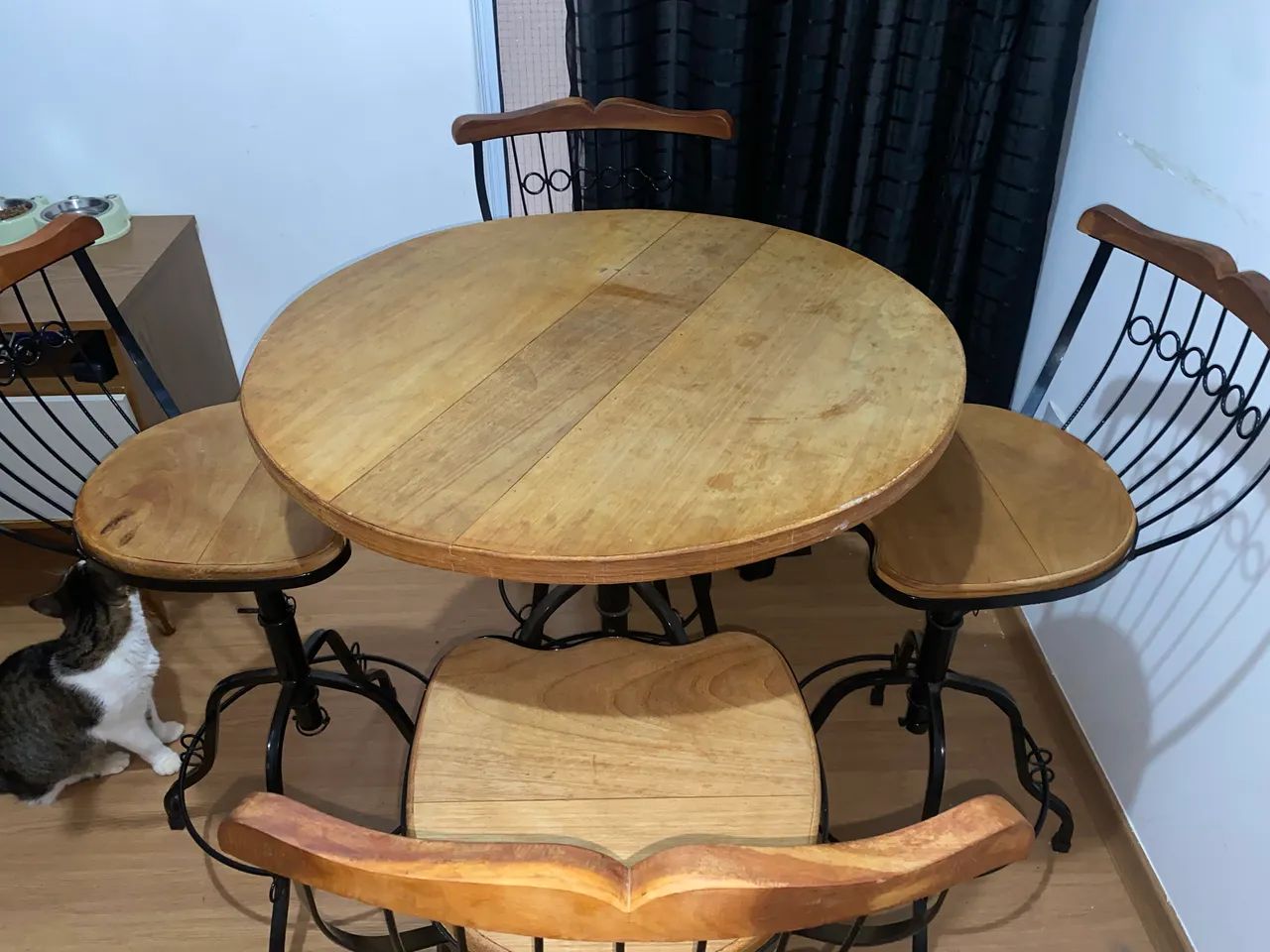 Mesa de madeira com 4 banquetas - Foto 2