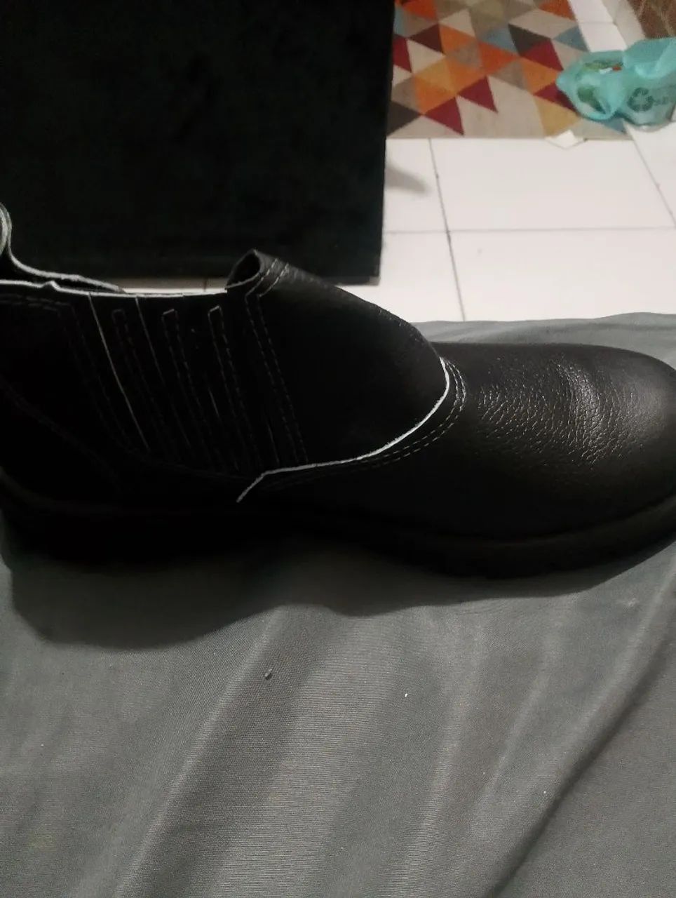 Bota preta de couro para trabalho  - Foto 2