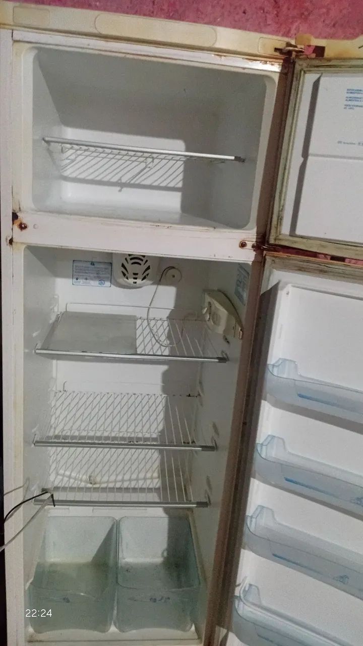 Vendo um Geladeira usando 