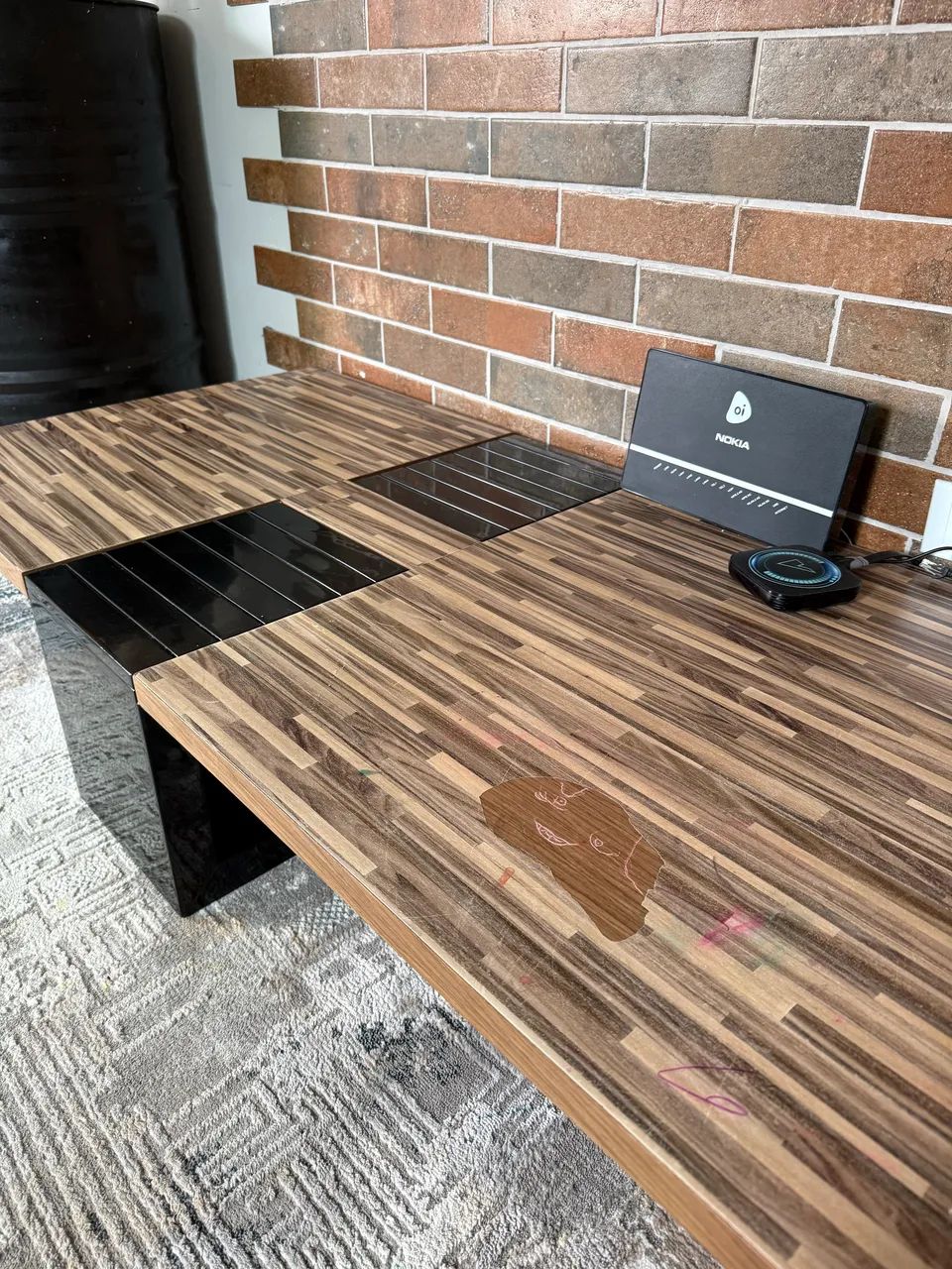 Mesa de centro em madeira com pés pretos robusto - Foto 3