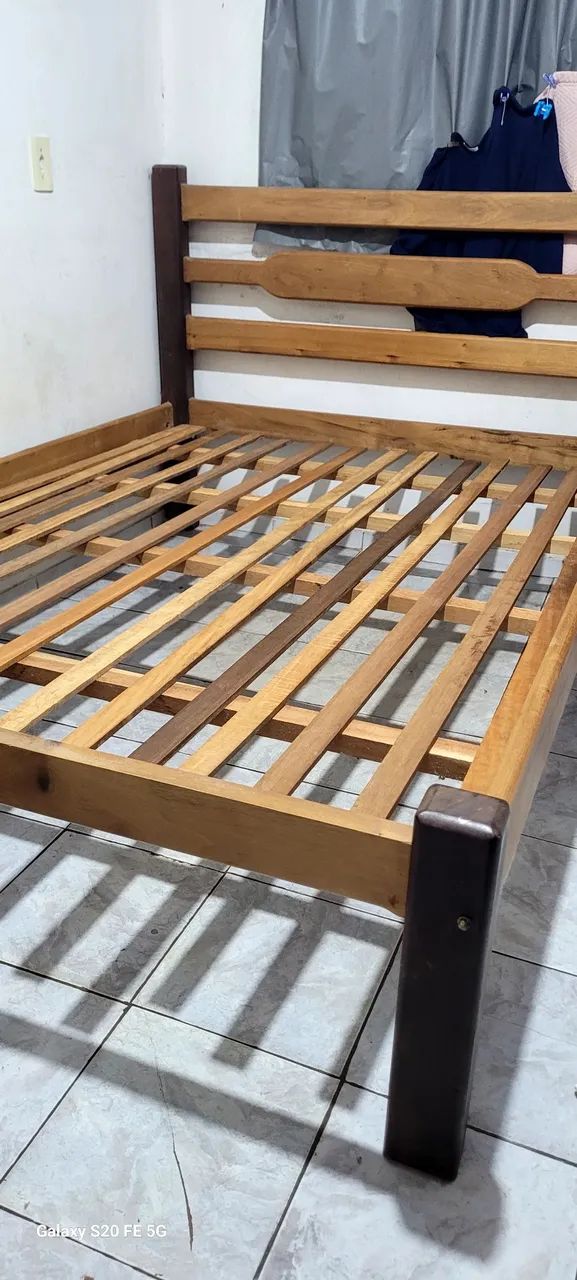 Cama de Casal simples em Madeira Maciça Usada