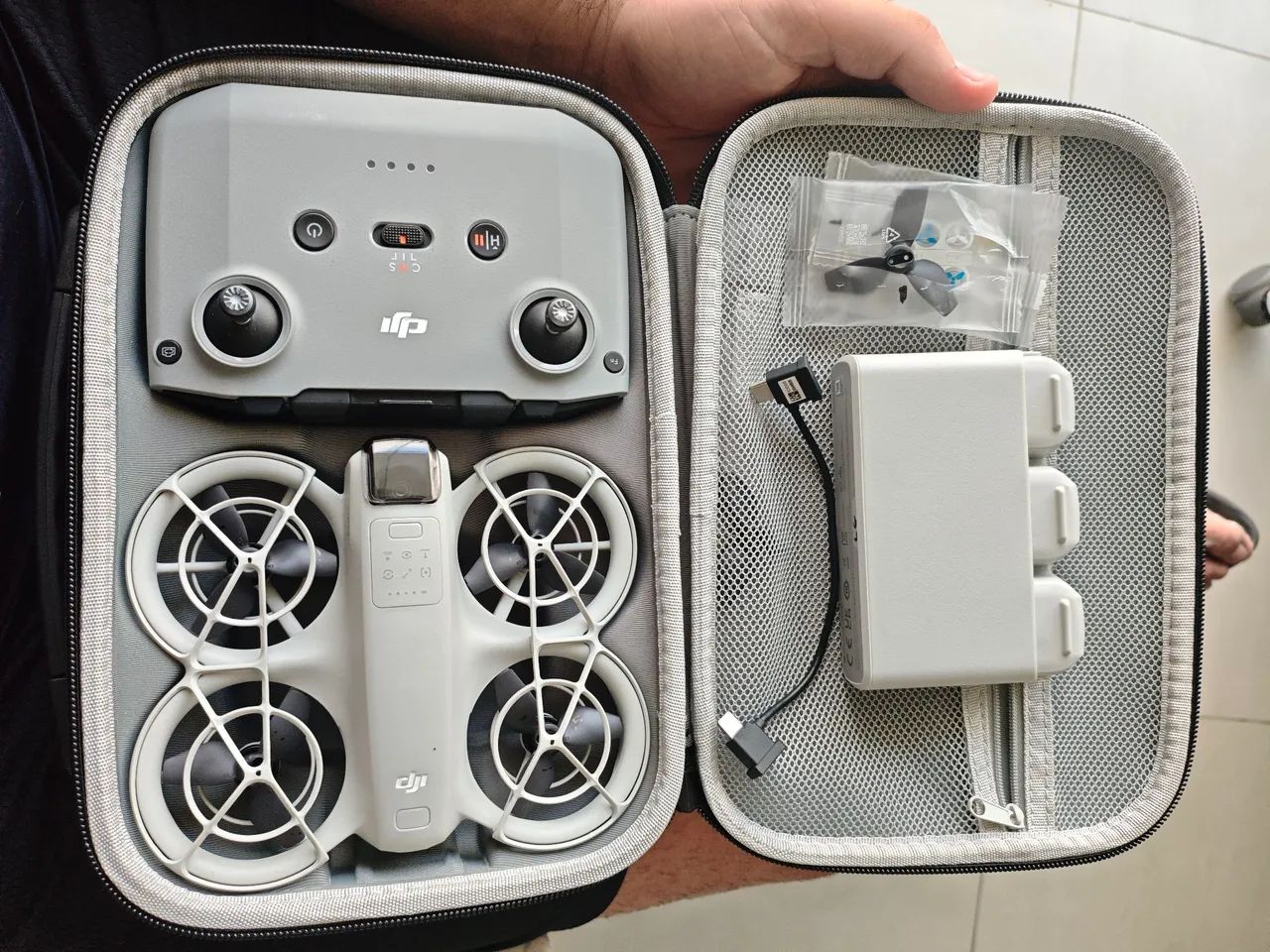 Drone DJI Neo 1 Fly More Combo - 3 baterias com base carregadora, controle e drone - Foto 4