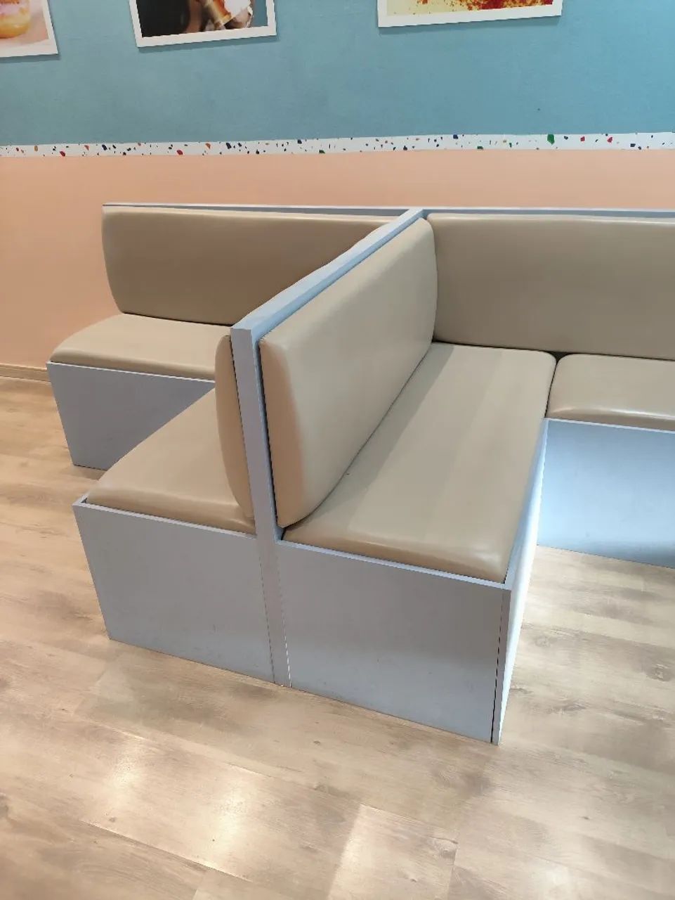 Sofa Booth Canto Alemão em T Bege Madeira Loja Comercio