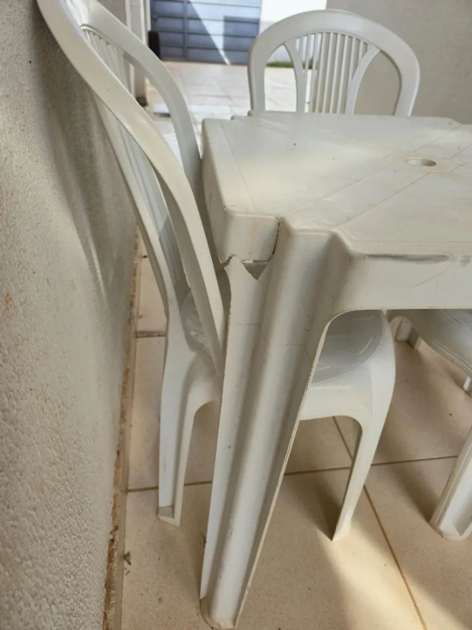1 jogo de mesa com 4 cadeiras (usado) - Foto 2