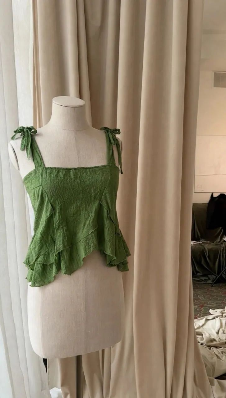 Blusa verde com babados e alça de amarração  - Foto 2
