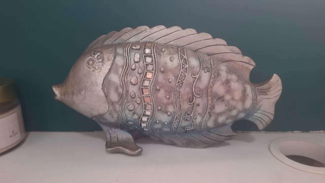 Peixe decorativo azul e prata