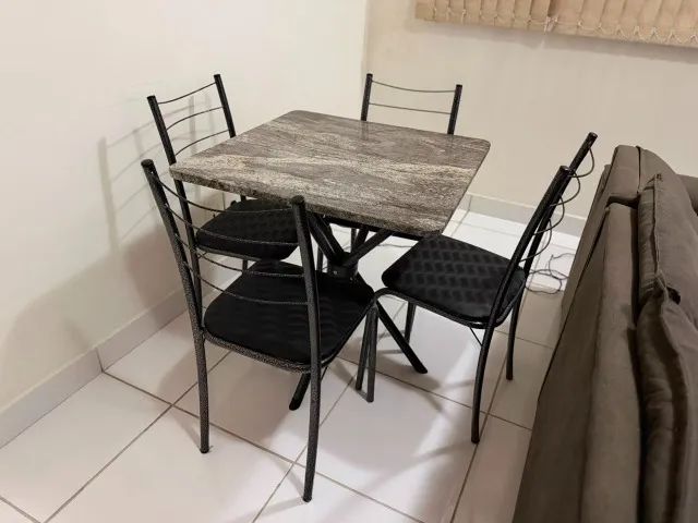 Mesa com 4 cadeiras