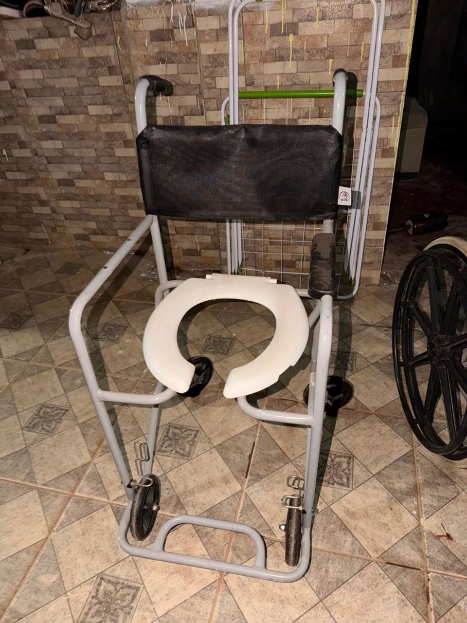 Vendo 2 cadeiras de rodas - Foto 2
