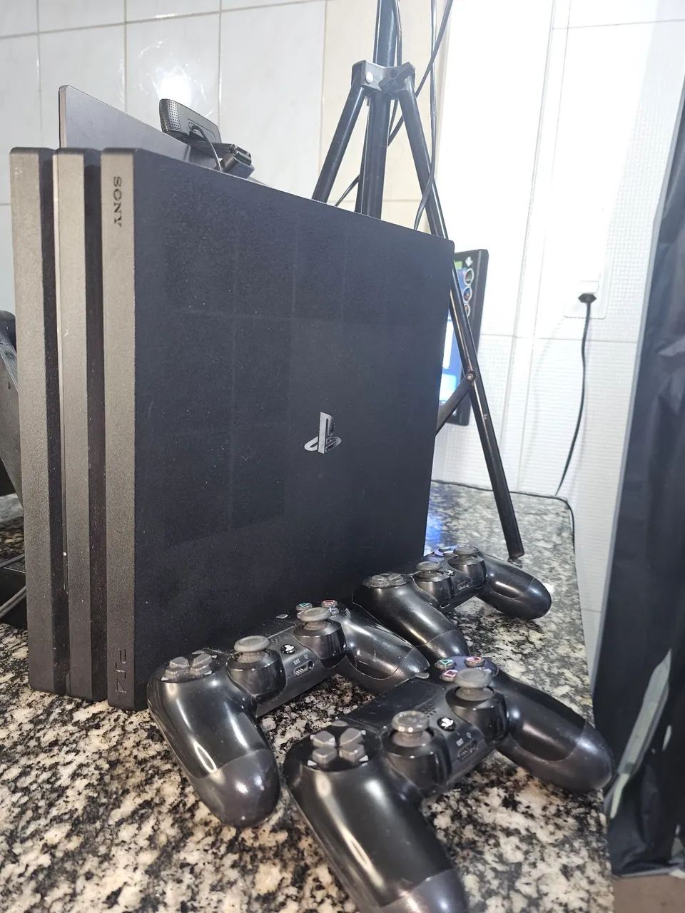 PS4 PRO 1tb + 3 controles - Foto 3