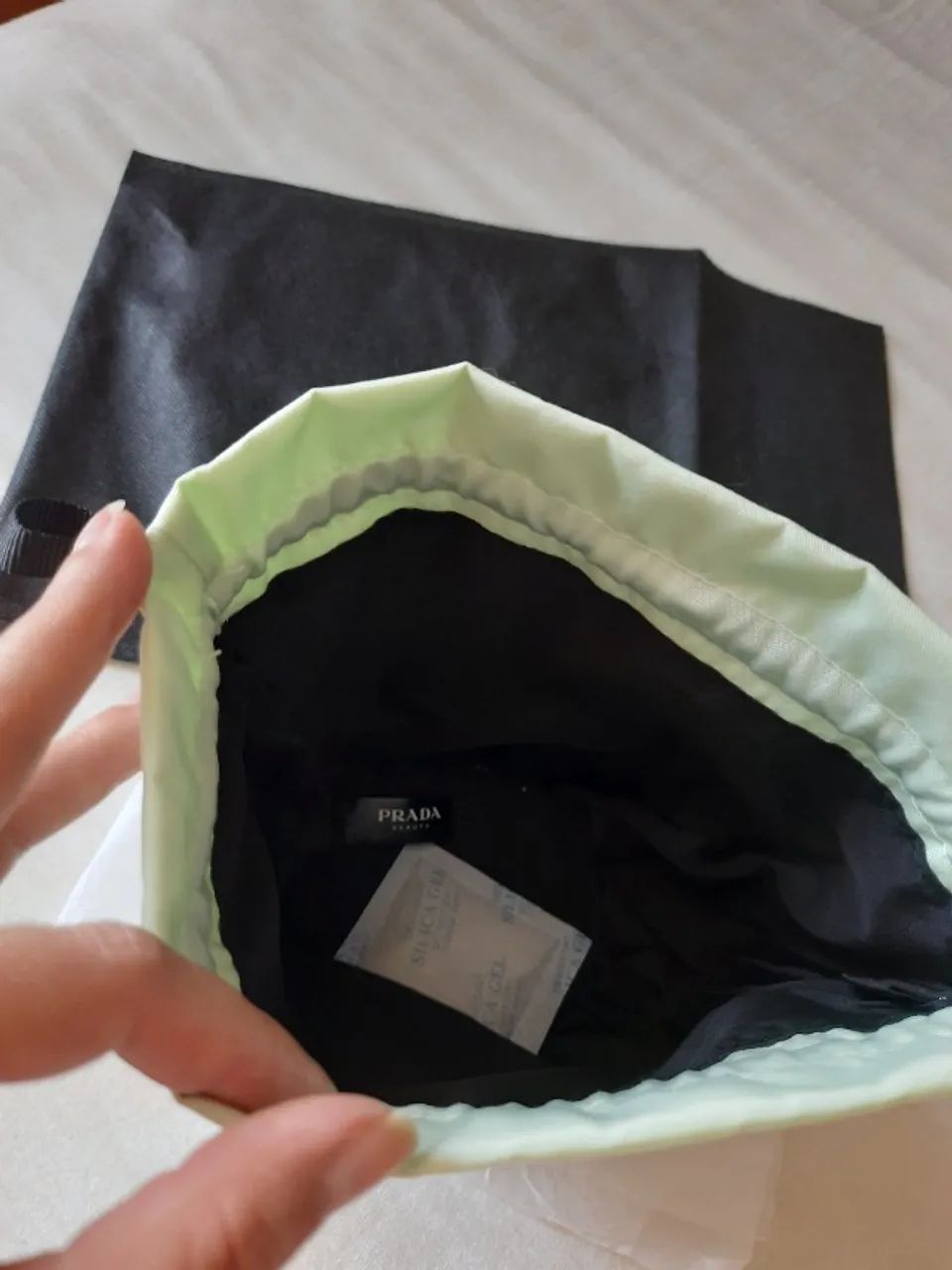 Necessaire da marca Prada e jogo de cartas da Cacharel - Foto 3