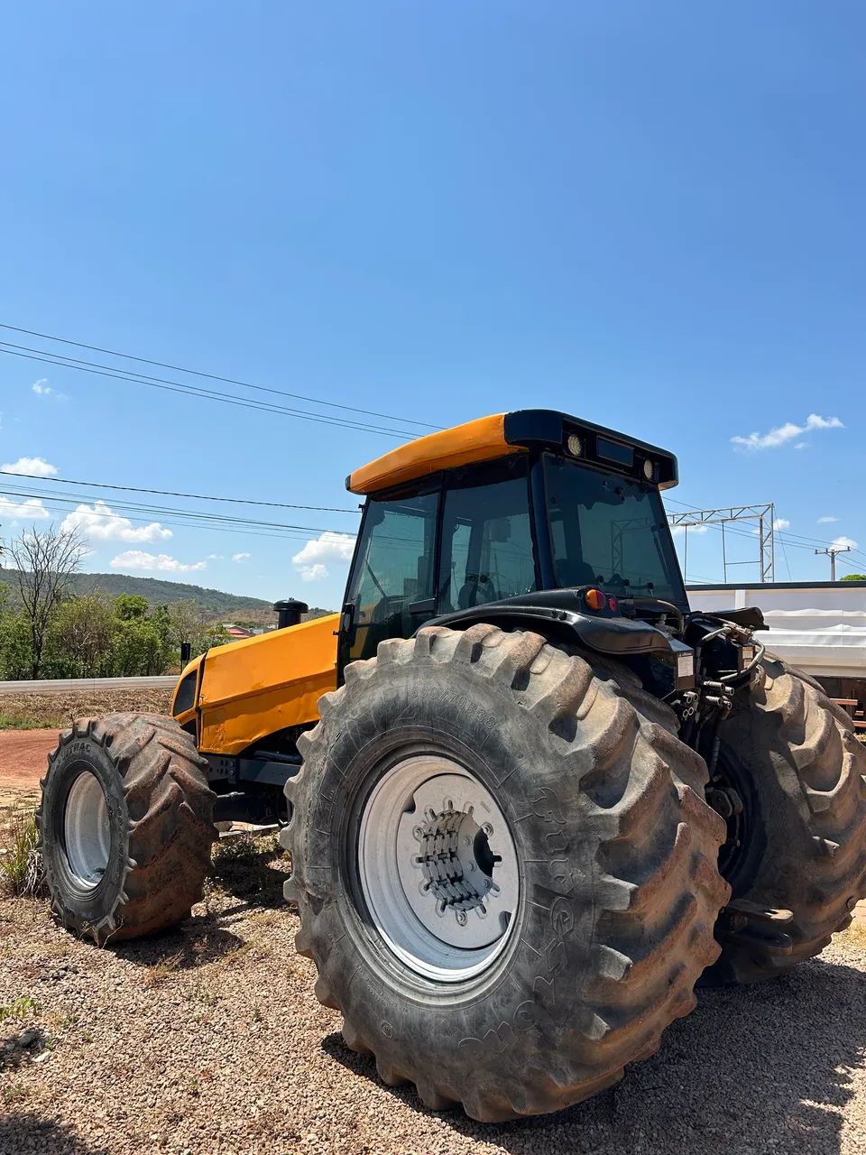 TRATOR BH205