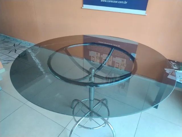 MESA EM VIDRO FUMÊ 1,6M COM SUPORTE CROMADO