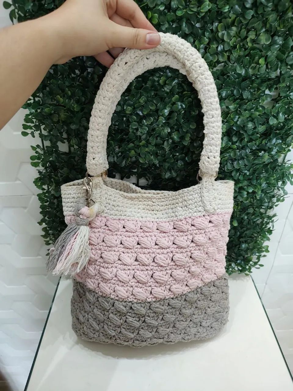 Bolsa ombro tote saco tricô napolitano creme rosa marrom chaveiro artesanal sacola