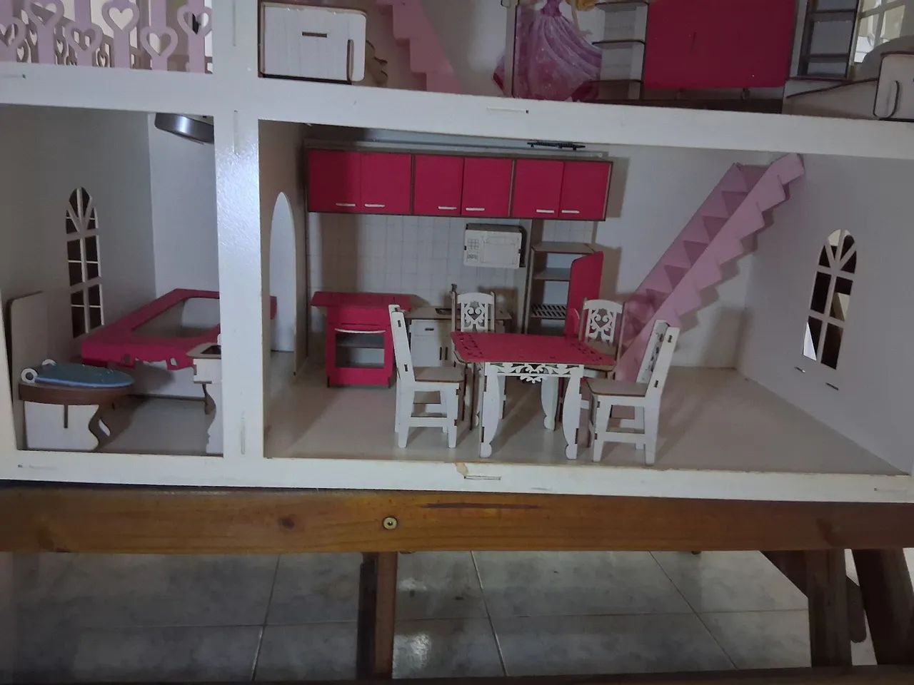 Casa de bonecas com móveis.  - Foto 3